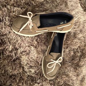 Crocs Women’s Walu Boat Shoes in Khaki Tan Size 7